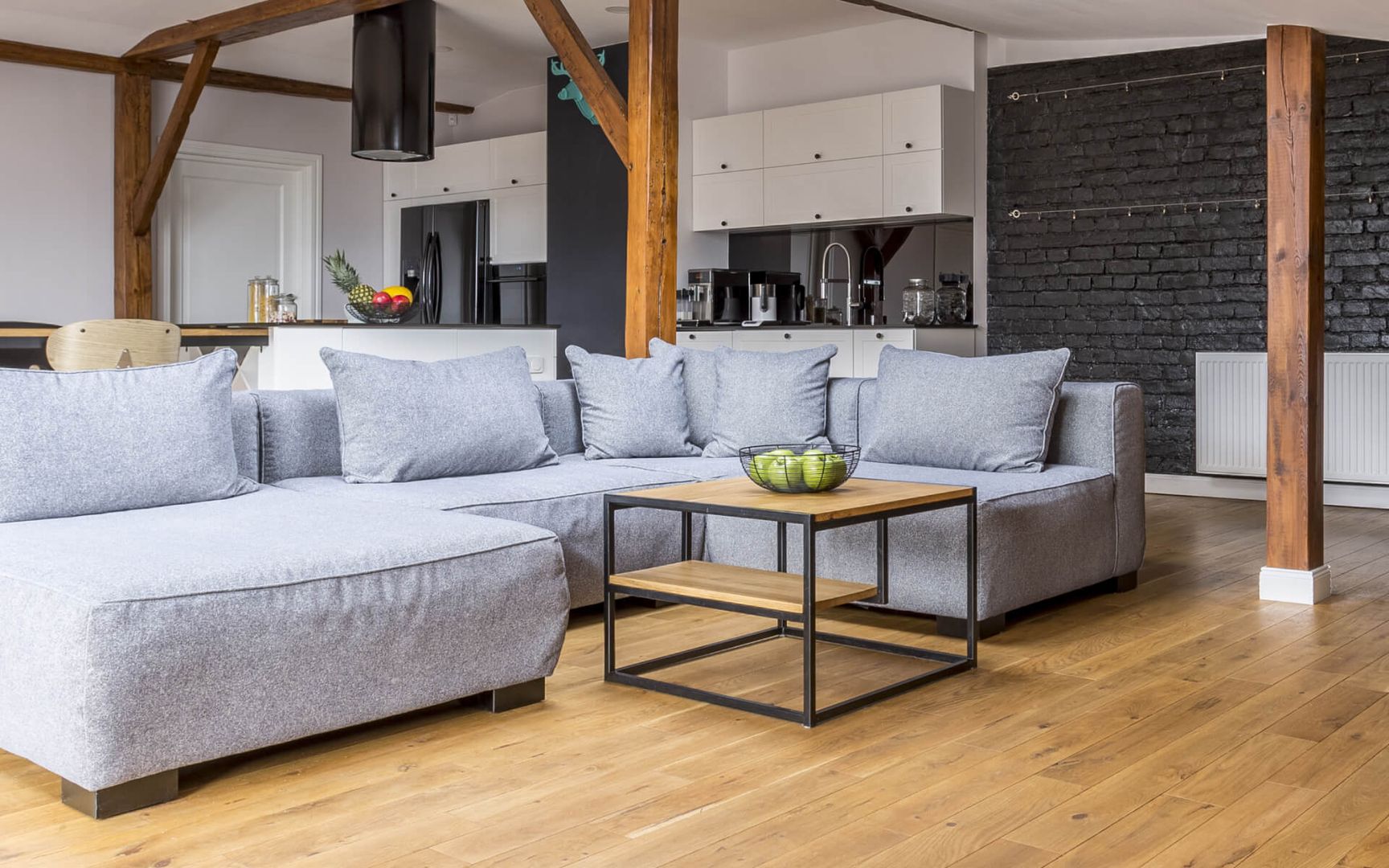 Ein helles Wohnzimmer mit Holzboden