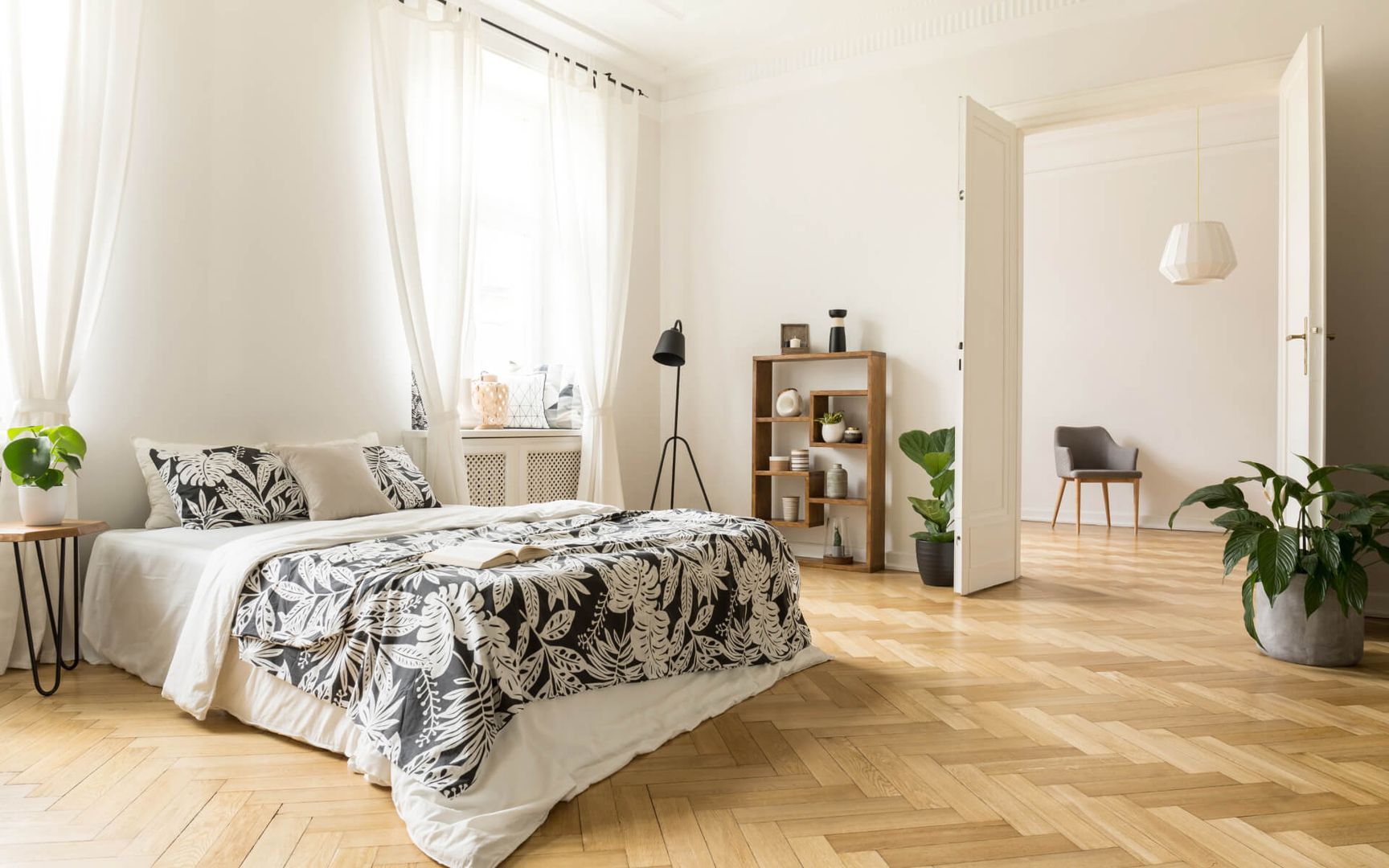 Ein helles Schlafzimmer mit einem Holzboden